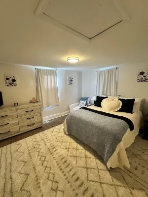 Charming 3-bedroom house with WiFi and AC in cool Capitol Heights Hotels in Pepper Mill Village