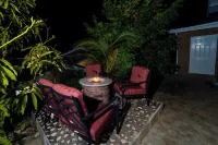 Tropical Escape, Spacious 2 Bedroom Vacation Oasis with WiFi, AC Hotels in 