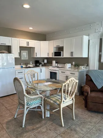 Condo 121 in wonderful Cedar Key with WiFi, AC