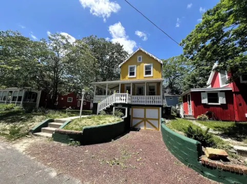 Charming 2-BRM Cottage in Tranquil Island Heights - Steps from the River
