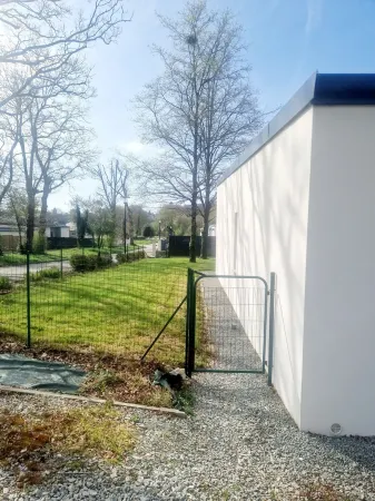 Single-storey 3-bedroom house with garden in the heart of La Gacilly Отели рядом с достопримечательностью «Circus In Track Stey»