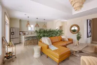 5min walk to beach! Perfect for a Girls Getaway, local wineries & restaurants! فنادق في Port Weller