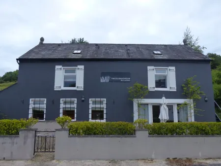 The Old Boathouse, Lakeside Retreat with superb lough views , for 8 people.