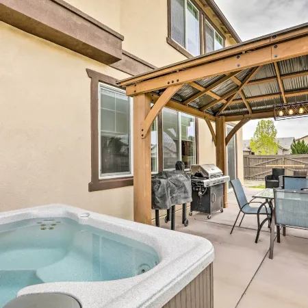 Air Racing Decor, Hot Tub: Sparks Home!