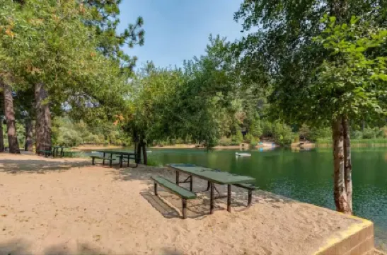 Cozy studio cabin in Arnold California with WiFi, AC