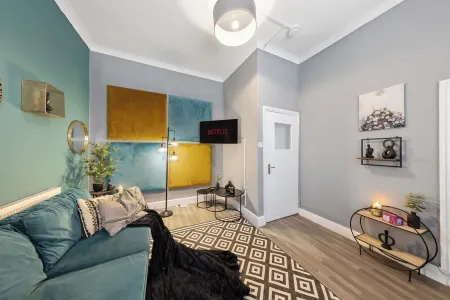 The Amazon 1-bedroom apartment in Town Отели в г. Грэйвсенд