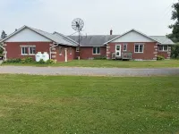 Spacious Farmhouse Retreat - pet friendly, pool, deck, Orchard views, and more. Hôtels à proximité de : King's Lock Craft Distillery