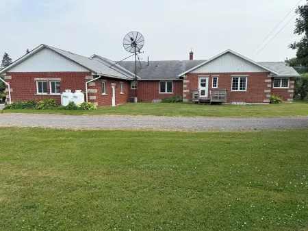 Spacious Farmhouse Retreat - pet friendly, pool, deck, Orchard views, and more.