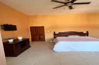 Nature view in a quiet urban neighborhood 1-bedroom house with WiFi and AC Hotels in Corozal