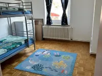 Large apartment in the center of Plön within walking distance to the lake/shops. Children's room 普倫住宿飯店