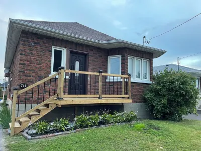 Fantastic Bungalow just by 401, Oshawa Shopping Centre Mall and Tech University. Trillium College - Oshawa Campus附近的飯店
