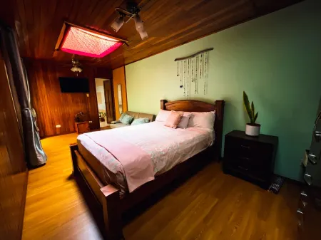 Casa Flores is a spacious 3 bd, 3 bath house in Heredia "The City of Flowers