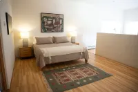 Casa del Artista - Spacious 3-bedroom house in delightful Santa Fe! Hotels in Agua Fria