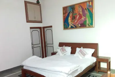 A heritage home with a beautiful garden. Hotels in Khatipura