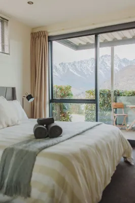 Spa Retreat Lake & Mountain Views - Goldrush Peak Hotels in 