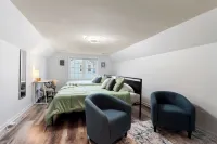 The Oasis, New! 7 beds on 1/2 acre  near Lake Geneva Hotels in Delavan