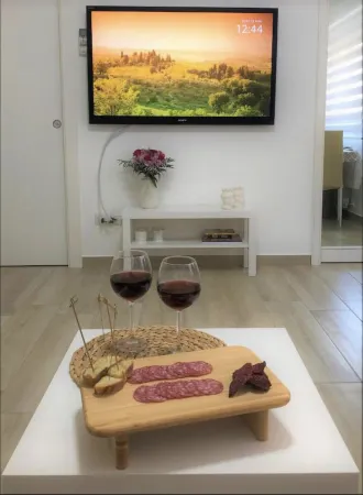 Delightful studio apartment just minutes from the sea