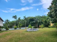 Green Creek Oasis 5-bed, sleep 12, Villa with AC, WiFi, Pool and Beach