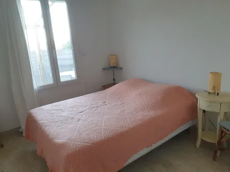 House with large south-facing private terrace facing the sea