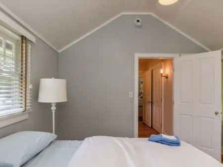 August- LD, Pretty cottage, south of the highway, walking distance to beach Отели рядом с достопримечательностью «Drawing Room»