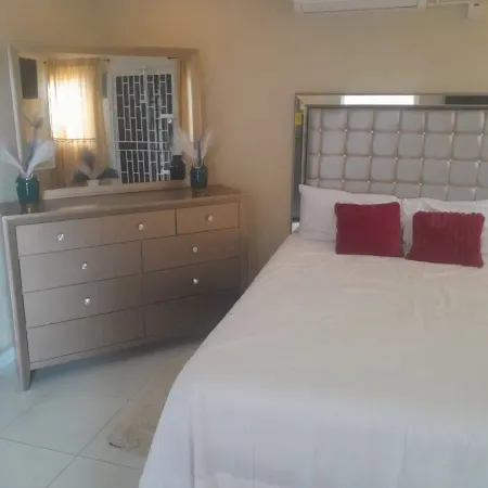 Cozy 4-bedroom apartment in enchanting Portmore with WiFi, AC