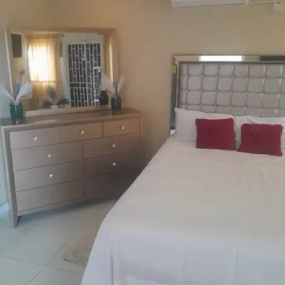Cozy 4-bedroom apartment in enchanting Portmore with WiFi, AC