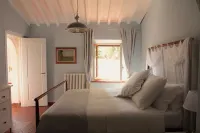 A Beautiful Tuscan Villa; a Large Private Pool, Spacious Grounds & Cinema Room. Hotels in Chianni