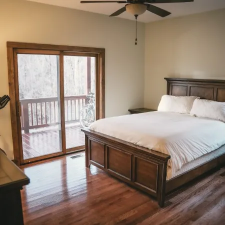 Cozy Mountain Top 3-bedroom cabin in charming Franklin with WiFi, AC