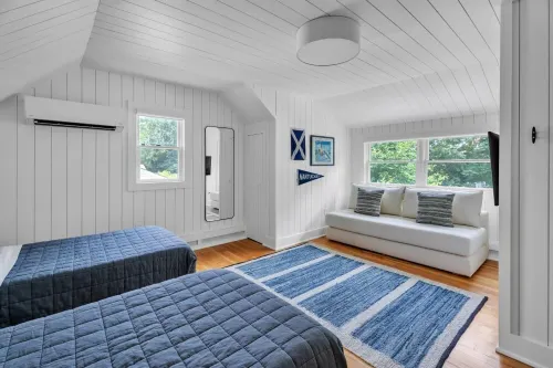 Bellport Village 3-BR Modern Beach House with Pool, Fire Pit, and Outdoor Shower 벨포트 호텔