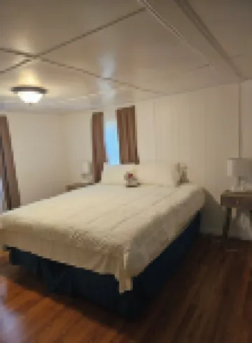 Charming Lakefront Cottage with WiFi and AC