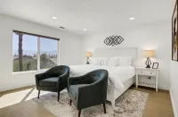 Palm Delight: Spacious 5-bedroom house with WiFi, EV charger in enjoyable Indio