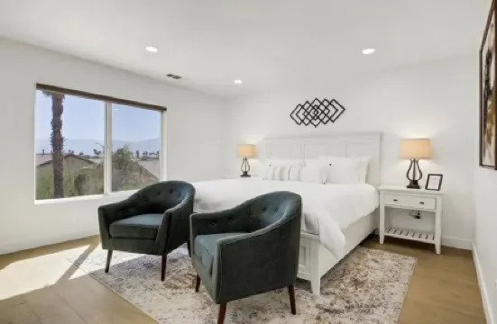 Palm Delight: Spacious 5-bedroom house with WiFi, EV charger in enjoyable Indio