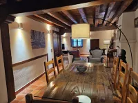 Second floor, old house, very spacious, bright, to rest for a few days. Hoteles en Pedraza