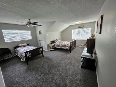 Spacious 5-bedroom House in Greenwater, mins from Mt. Rainier National Park. Các khách sạn gần Crystal Mountain Guest Services