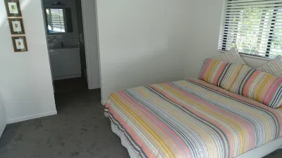 75 metres from small safe beach.  Sunsets to die for Hôtels à : Beach Haven