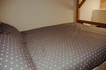 5 minuta udaljen od centra grada, sa besplatnim parkingom.