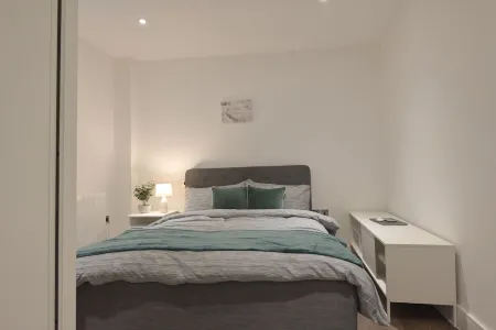 Apartment in Croydon - 1 Min walk to Train Отели в г. Уоллингтон