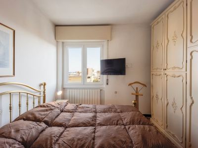 Comfortable central - large terrace-solarium - beach 4 minutes walk - bright