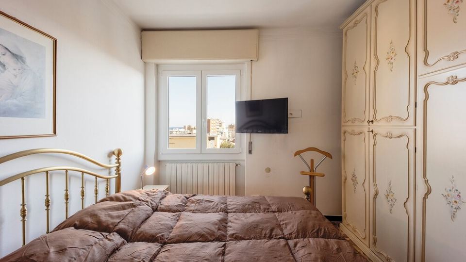 Comfortable central - large terrace-solarium - beach 4 minutes walk - bright