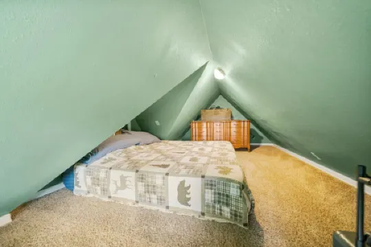 Lakefront Cottage (with pool) on quiet Lake Hudson