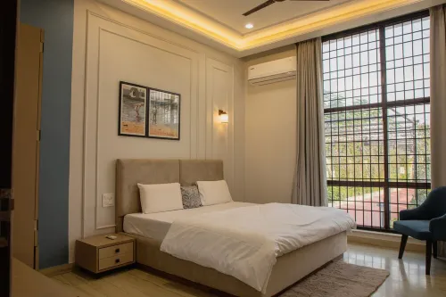 The Hallway is distinguished by its idyllic location between city shores.