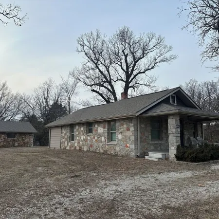 Charming 2-bedroom farmhouse in peaceful Joplin