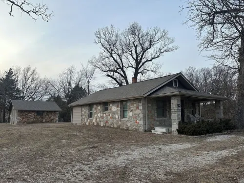 Charming 2-bedroom farmhouse in peaceful Joplin