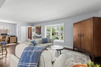 Private Heated Pool, Firepit, Walk to Parks + Eats Hotels in Clawson