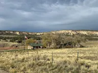 Cozy 3-bedroom cabin in peaceful Glade Park with WiFi, Heating & AC units