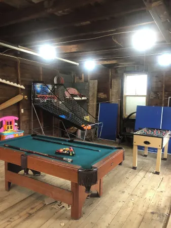 Pet Friendly Waterfront Farmhouse- Pvt Ofc, Views, Kayaks, Game Room &  Playset Отели в г. Кале