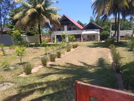 Bungalow 6 à 8 Personnes sur la Plage de Foulpointe Отели в г. Атзинанана