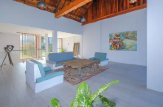 Kamana Beach House, steps from the beach, amazing villa, private pool.