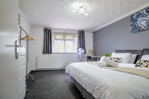 Milton Keynes Central 3BR close to theatre and Santander | Free Parking, WiFi