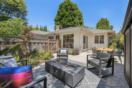 Luxury Oasis Steps from Palo Alto and Stanford, Chef's Kitchen, Workspaces, Gym Отели рядом с достопримечательностью «Facebook Building 23»